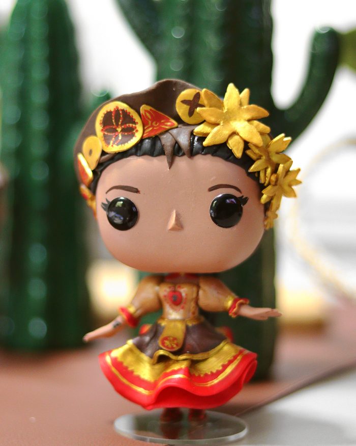Personagem com coroa de flores em biscuit