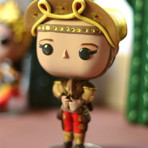 Personagem dourado em biscuit