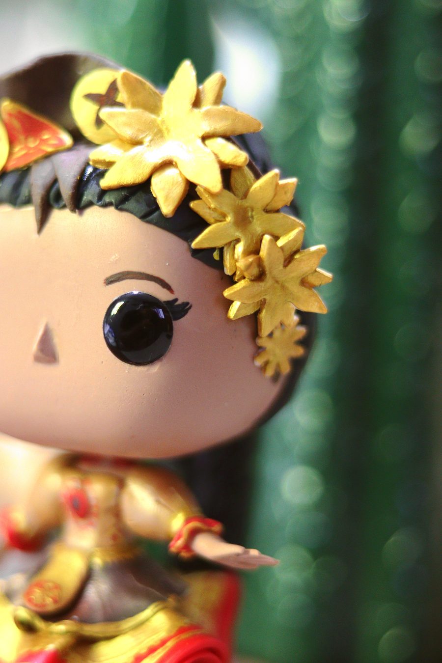 Personagem em biscuit com coroa de flores