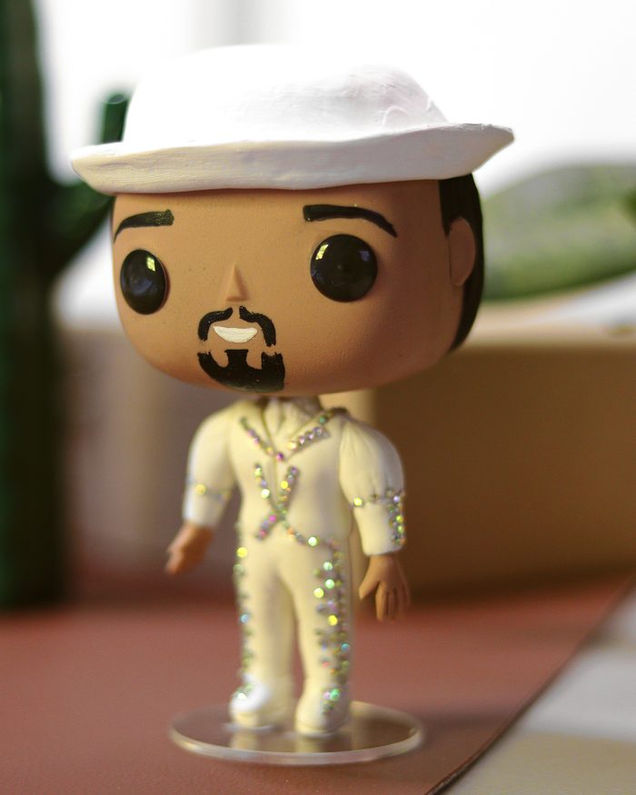 Personagem de terno branco em biscuit